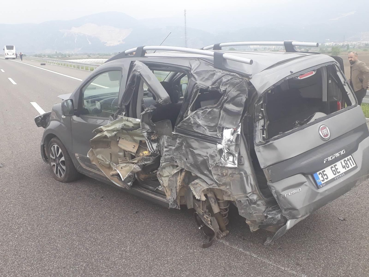 Manisa\'da yolcu otobüsüyle otomobilin çarpışması sonucu 5 kişi yaralandı