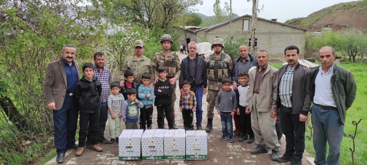 Mehmetçik, Hakkari\'de ihtiyaç sahiplerine yardım dağıttı