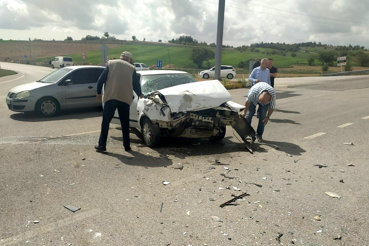 Son dakika haberleri | Otomobil kontrolsüz şekilde kavşağa giren kamyona çarptı: 5 yaralı