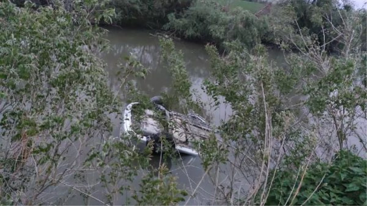 Otomobil Tunca Nehri\'ne uçtu: 2 ölü, 1 yaralı