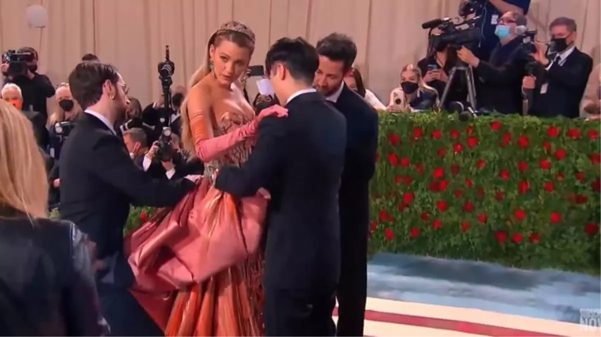 Blake Lively, Met Gala'da şov yaptı! Elbisenin üstünden bir elbise daha çıktı