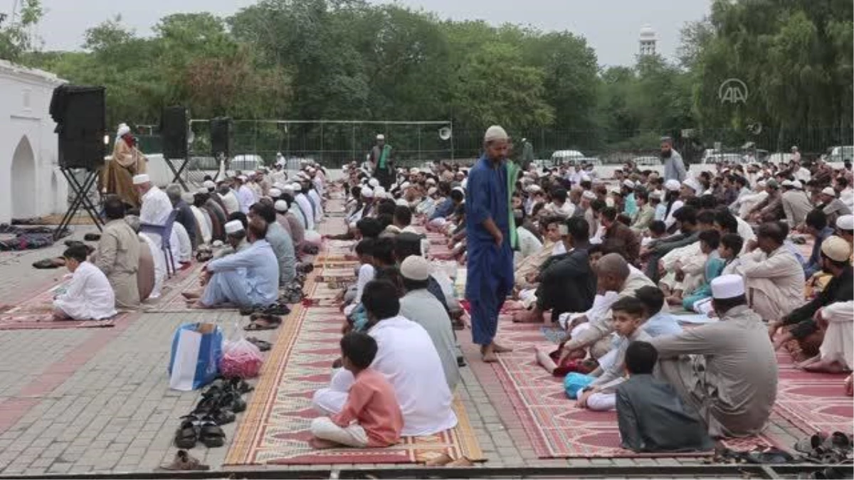 RAWALPİNDİ - Pakistan\'da Ramazan Bayramı namazı
