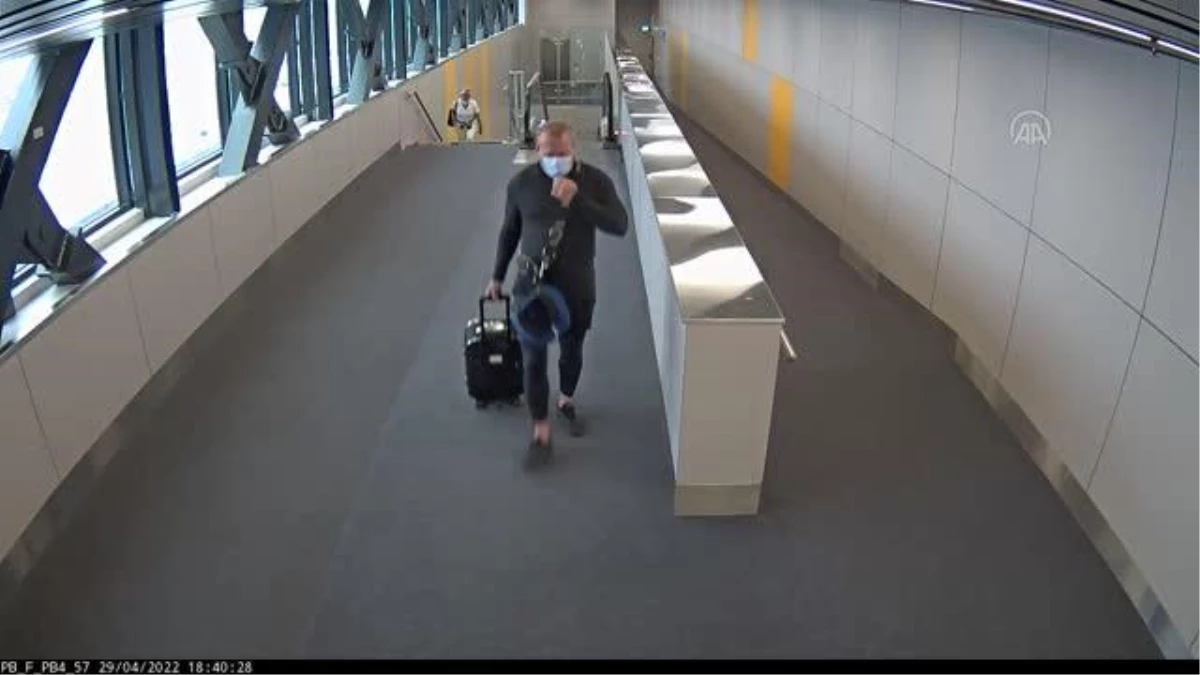 Sahte pasaportla yurda girmeye çalışan şüpheli Portekiz'e gönderildi