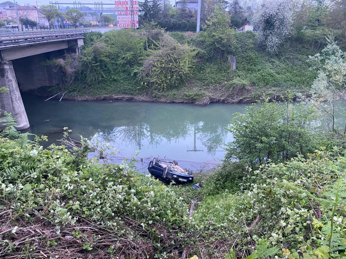 Samsun\'da dereye devrilen otomobildeki 4 kişi yaralandı