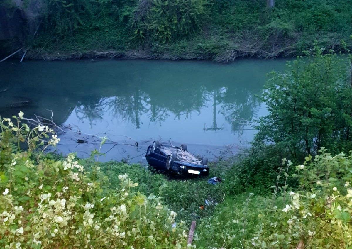 Son dakika haberleri! Samsun\'da otomobil dere kenarına uçtu: 4 yaralı