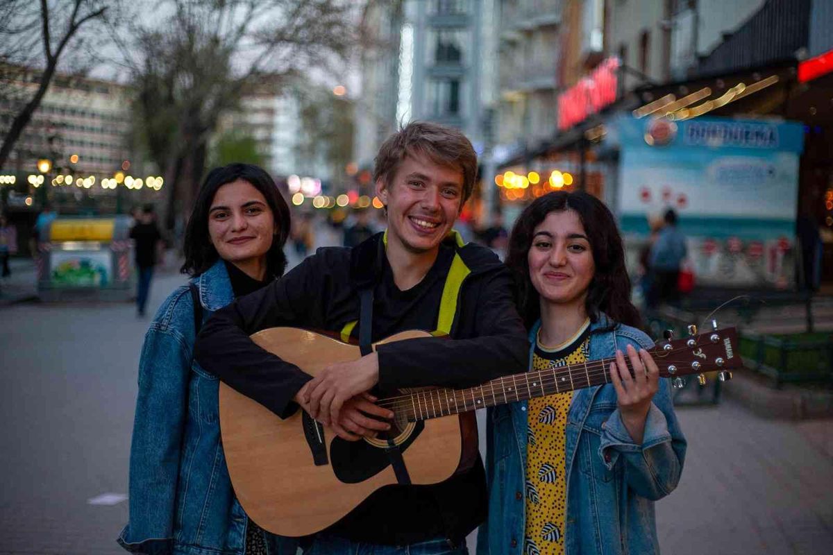 Son dakika haberi... Savaştan kaçtı, gitarıyla dünyayı geziyor