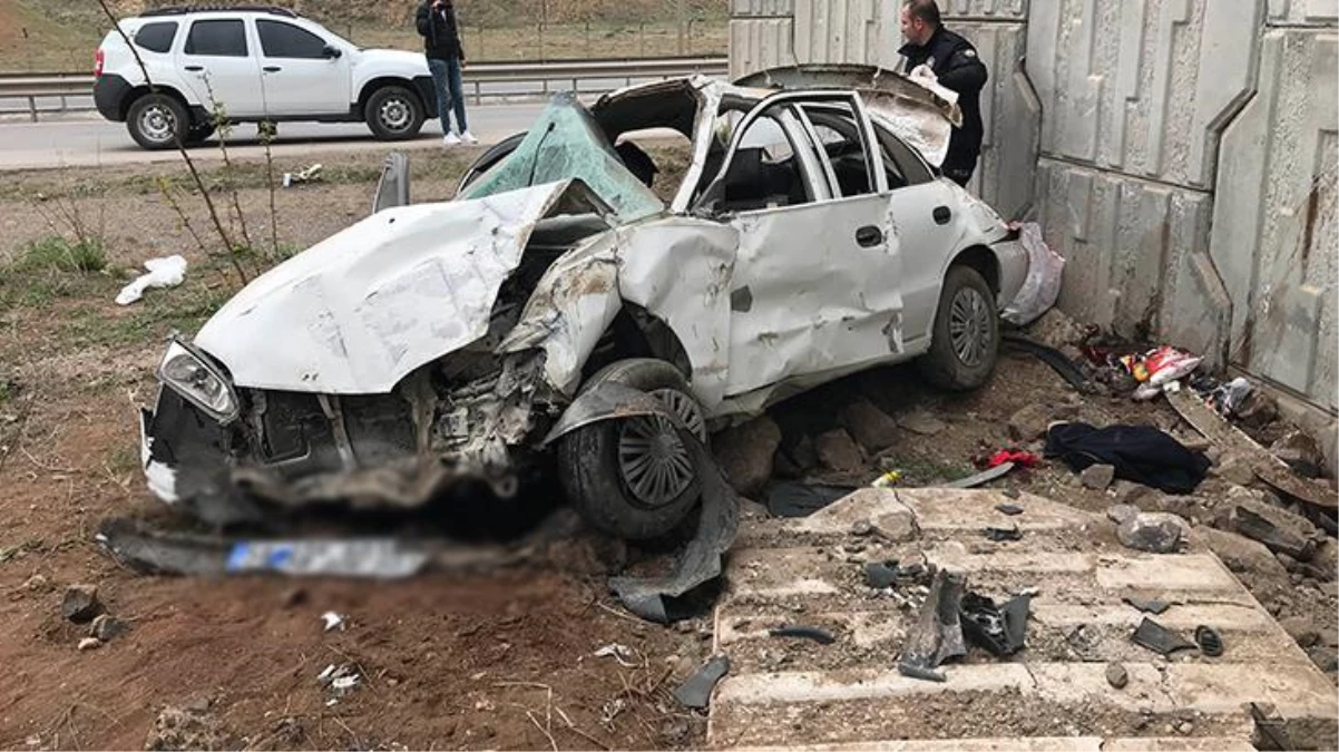 Sivas\'ta otomobil duvara çarptı: 2 kişi hayatını kaybetti, 4 yaralı var