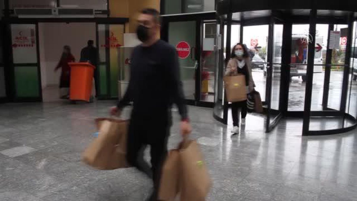 Tedavi gören çocukları bayramda yalnız bırakmadı