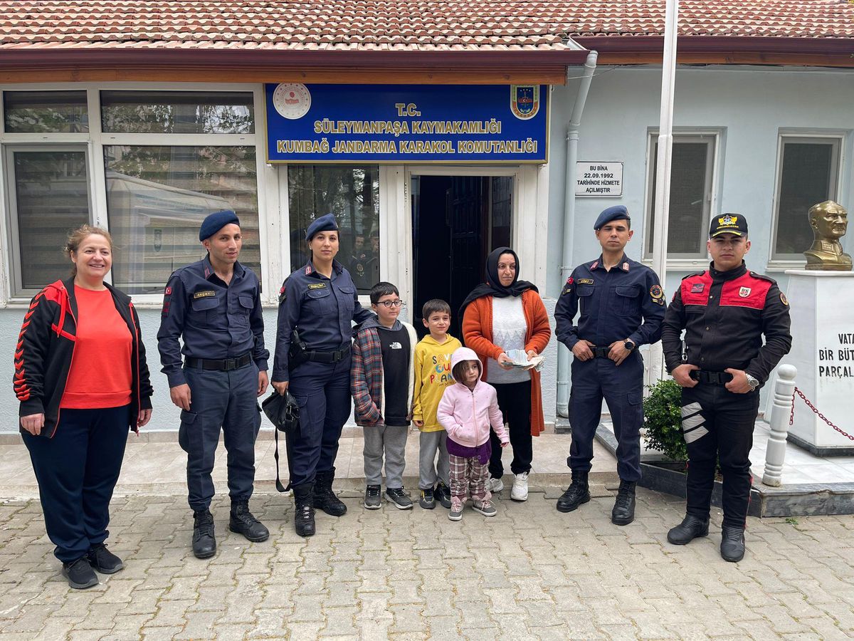 Yerde bulduğu 16 bin lira ve 900 doları sahibine teslim etti