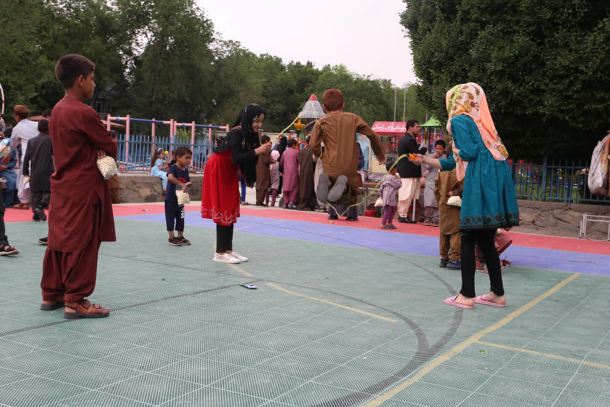 TİKA, Ramazan Bayramı\'nda Afgan yetimlerin yüzünü güldürdü