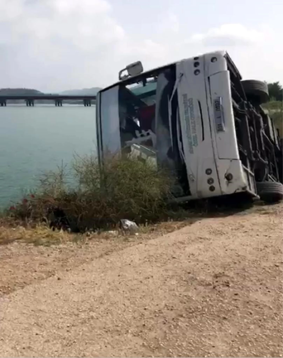 Özel halk otobüsü yolun çökmesi sonucu göle devrildi