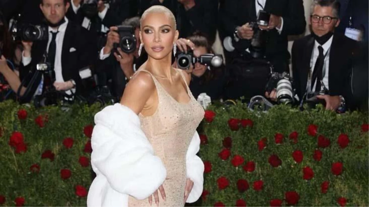 Kim Kardashian diyete rağmen Monroe\'nun elbisesine sığamadığı için fermuarı kapatamamış