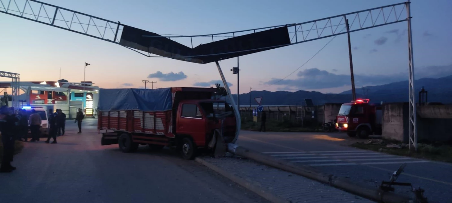 Aydın\'da kamyonetin refüje çıkması sonucu 2 kişi yaralandı