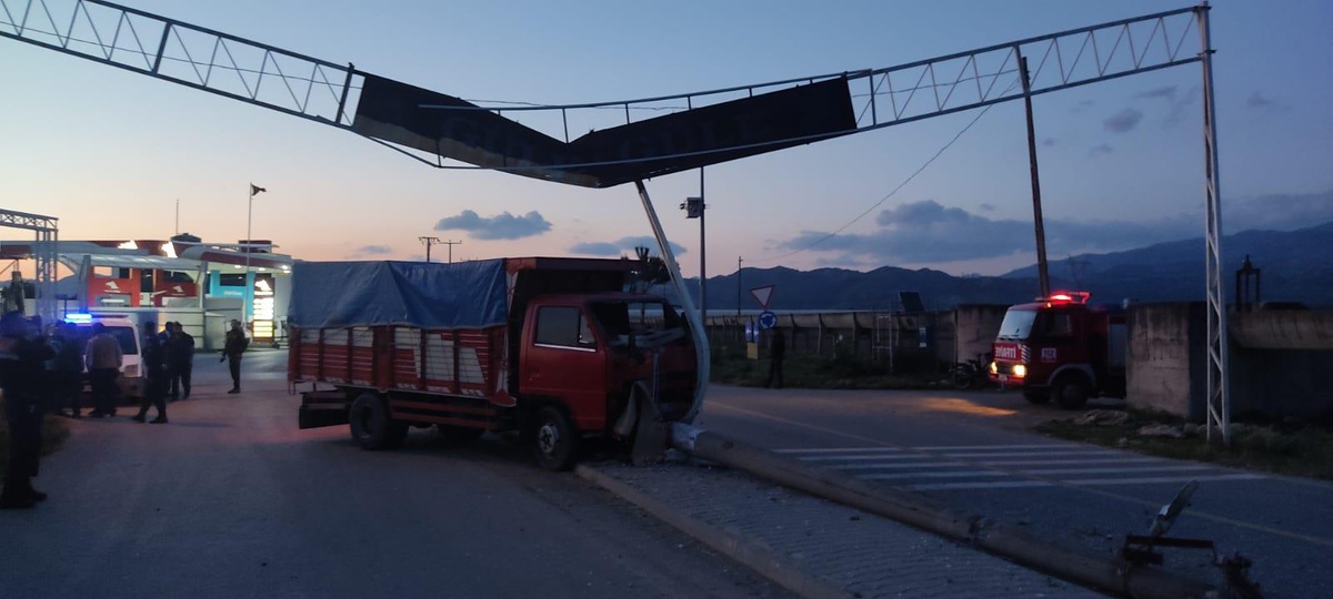 Aydın\'da kamyonetin refüje çıkması sonucu 2 kişi yaralandı
