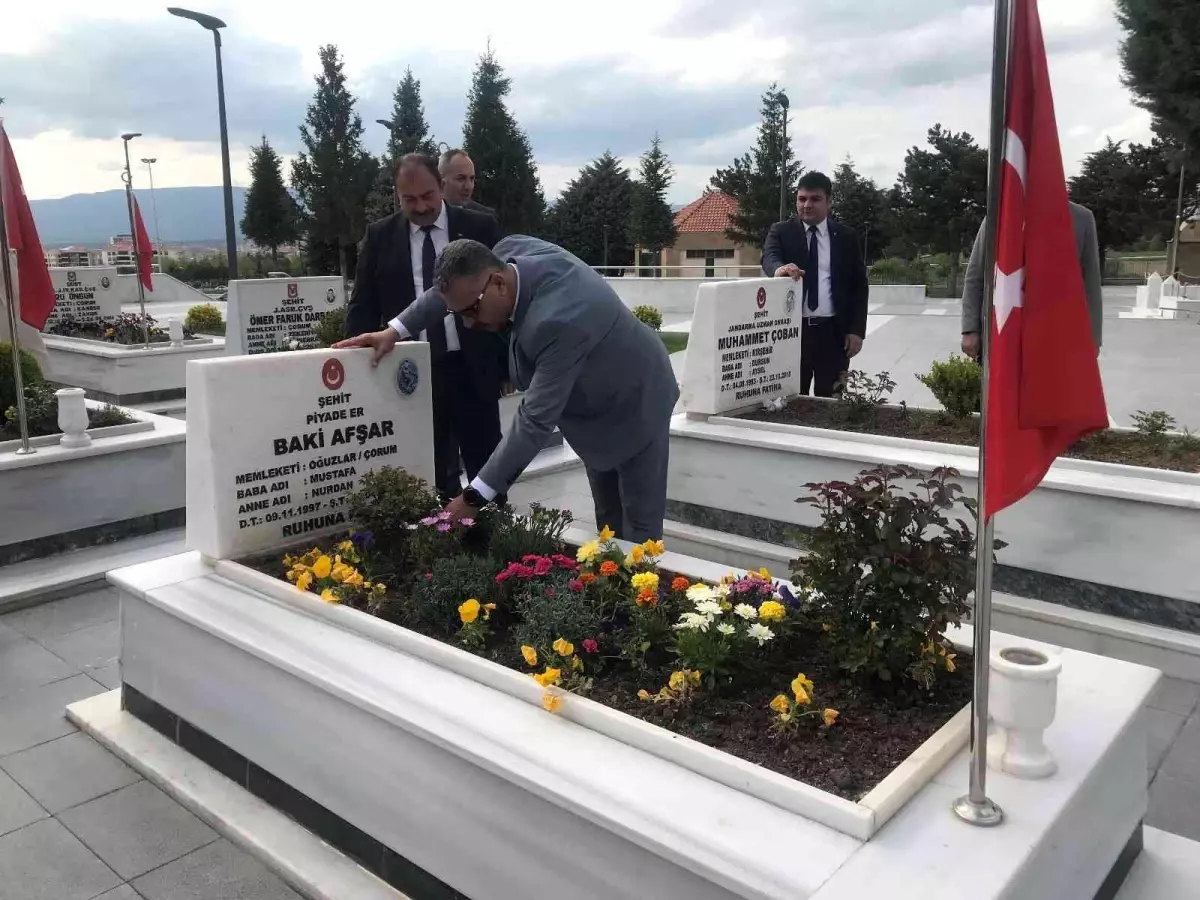 Bayramlaşmak için toplanan AK Partiler şehitliği ziyaret etti