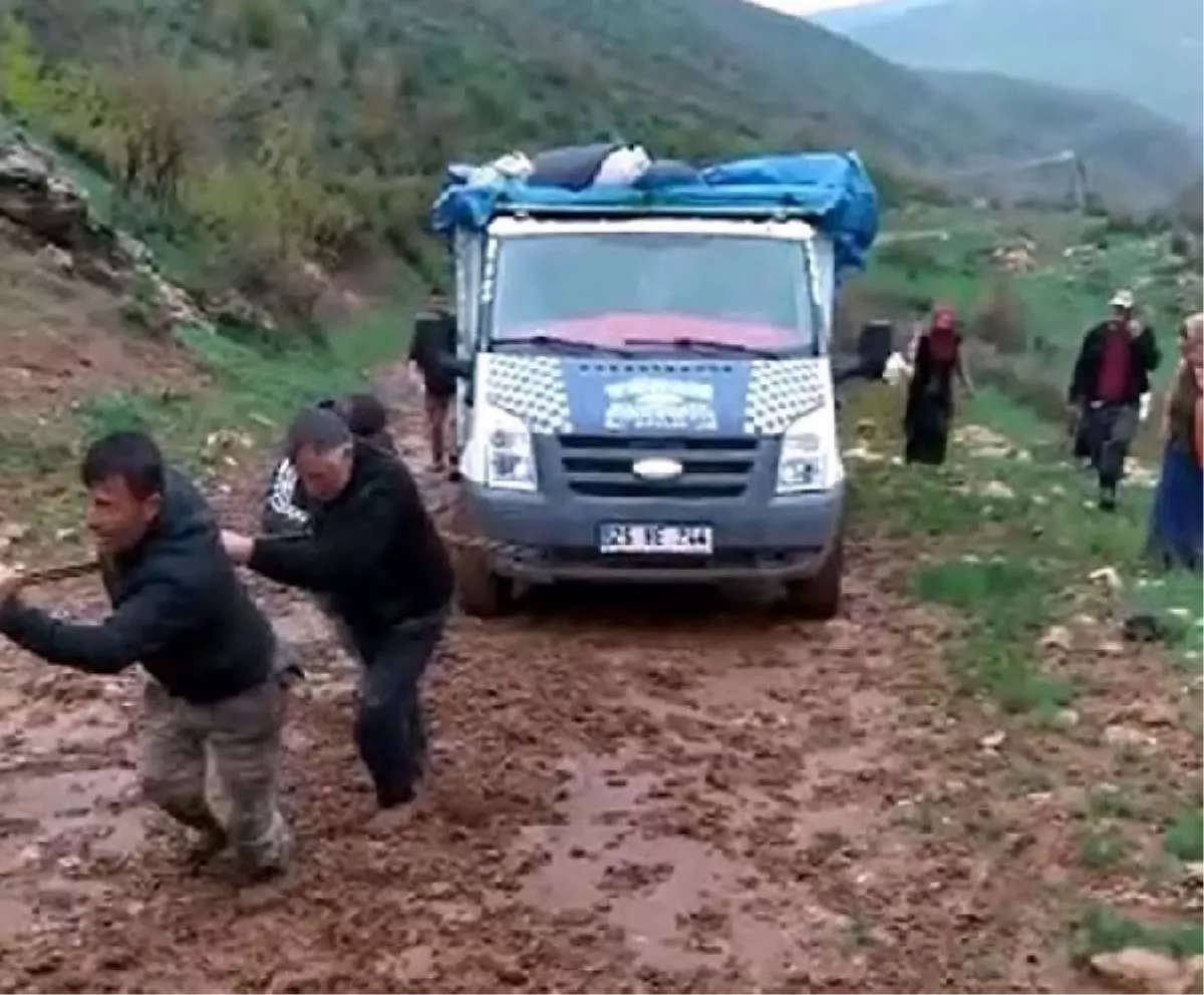 ÇAMURA SAPLANAN MİNİBÜSTEKİ 50 KİŞİYİ AFAD EKİBİ KURTARDI