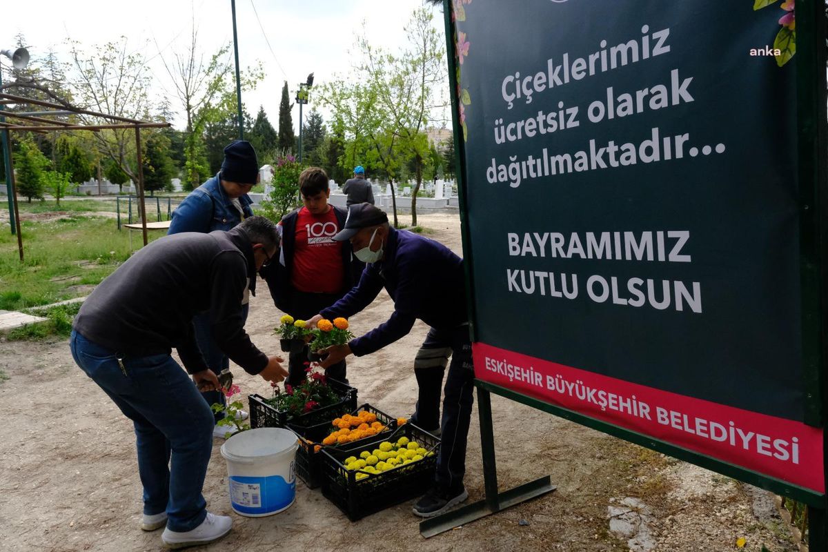 Eskişehir Büyükşehir, On Binlerce Çiçek Dağıttı