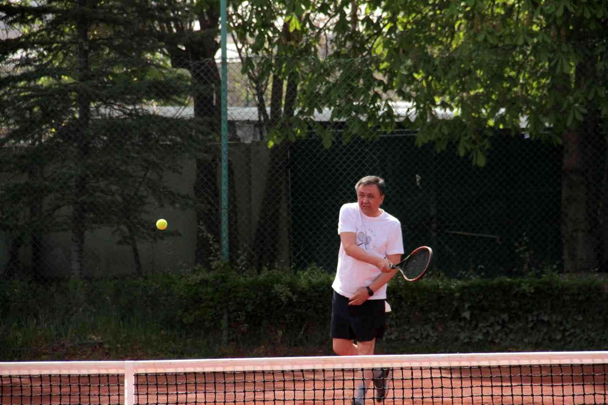 Kırgız Büyükelçi\'den genç sporculara taş çıkartan tenis performansı