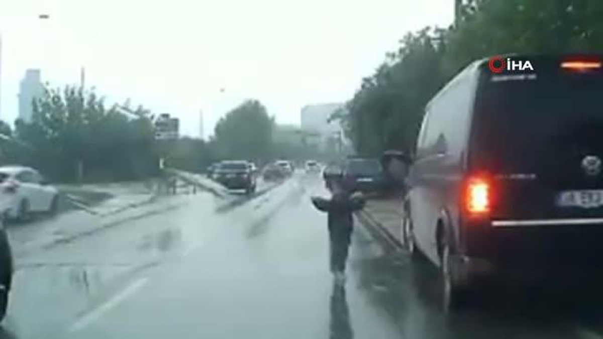 İnanılmaz kurtuluş, kapısı açılan arabadan yola düşen küçük çocuk ölümden döndü