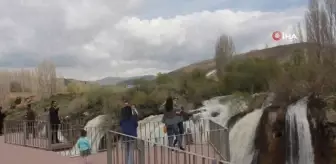 Muradiye Şelalesi'nde bayram yoğunluğu