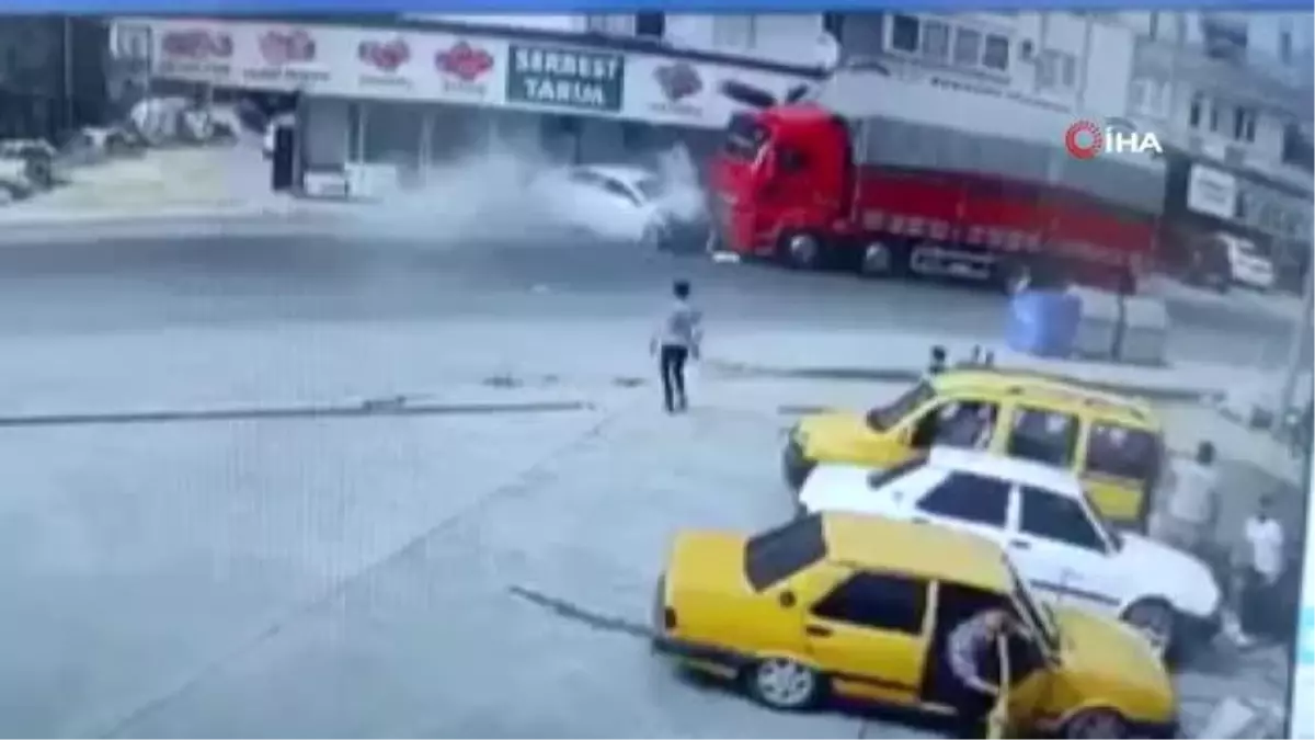 Son dakika haberleri... Otomobil karşı şeride geçerek tır ile çarpıştı: 1 ölü,1 yaralı