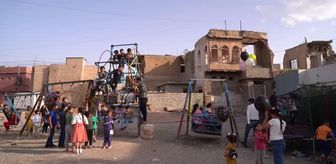 Oyun parkları olmayan Musullu çocuklar, seyyar lunaparkta bayram sevincini yaşadı