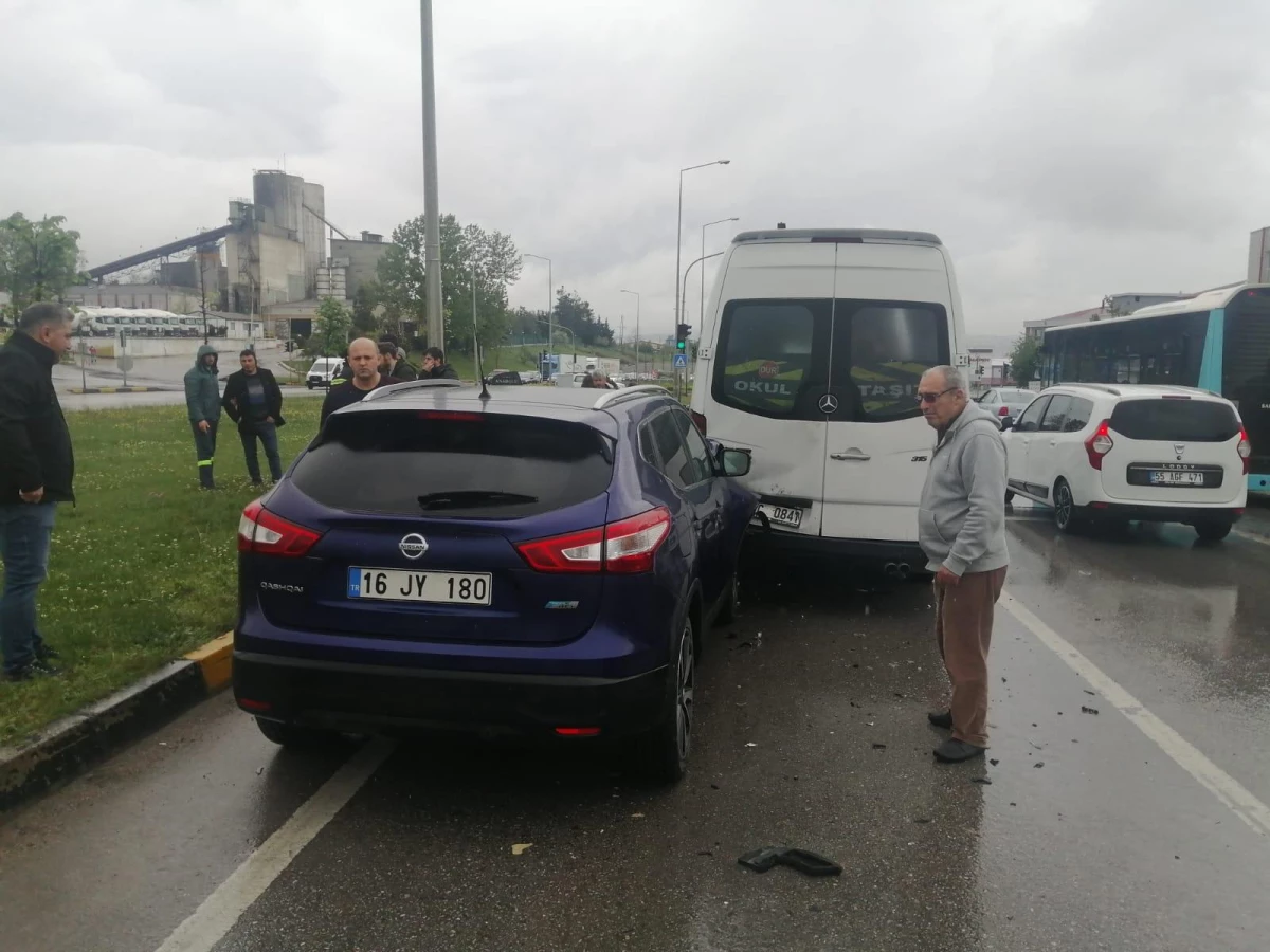 Samsun\'da üç aracın karıştığı kazada 3 kişi yaralandı