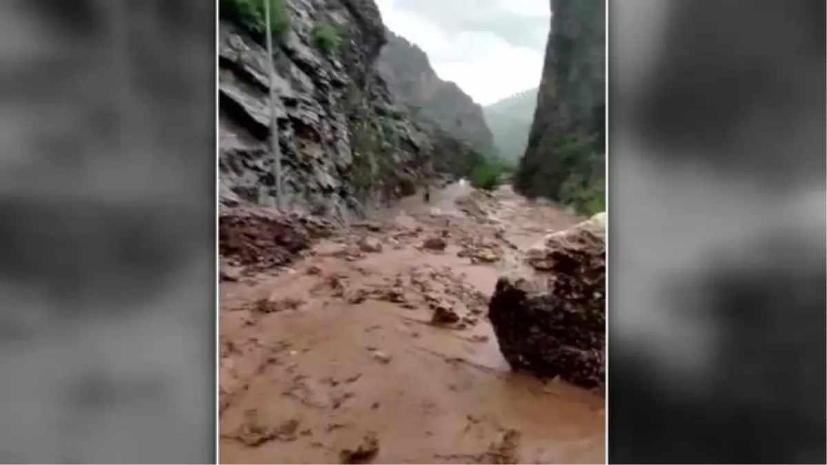 Sel ve heyelan kırsal mahalle yolunda ulaşımı aksattı