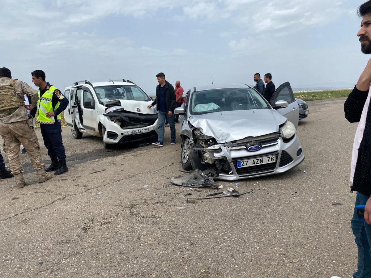 Şırnak\'ta 2 otomobilin çarpışması sonucu 10 kişi yaralandı