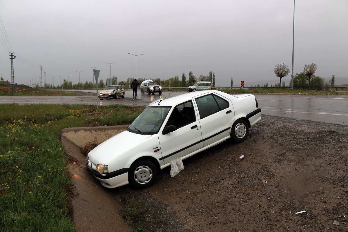 Sivas\'ta iki otomobilin çarpışması sonucu 5 kişi yaralandı