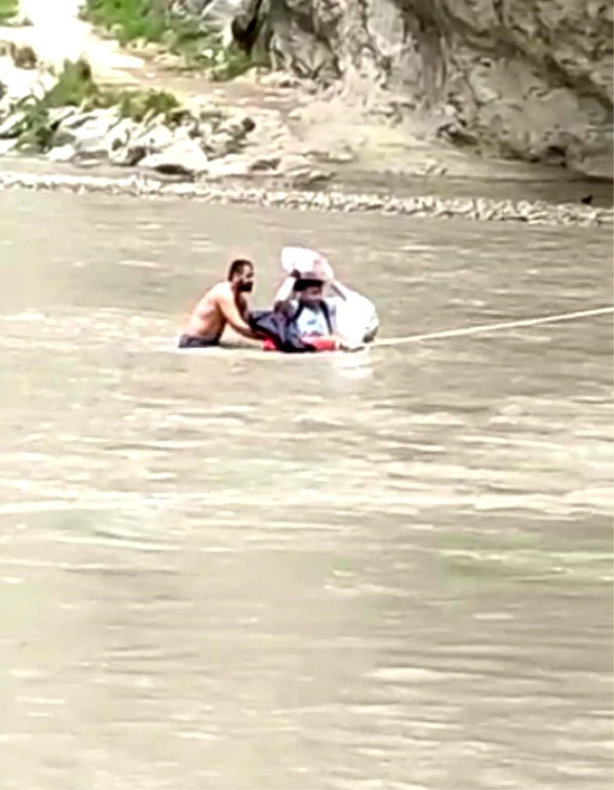 Su seviyesi yükselince kanyonda mahsur kalan 8 kişi kurtarıldı (2)