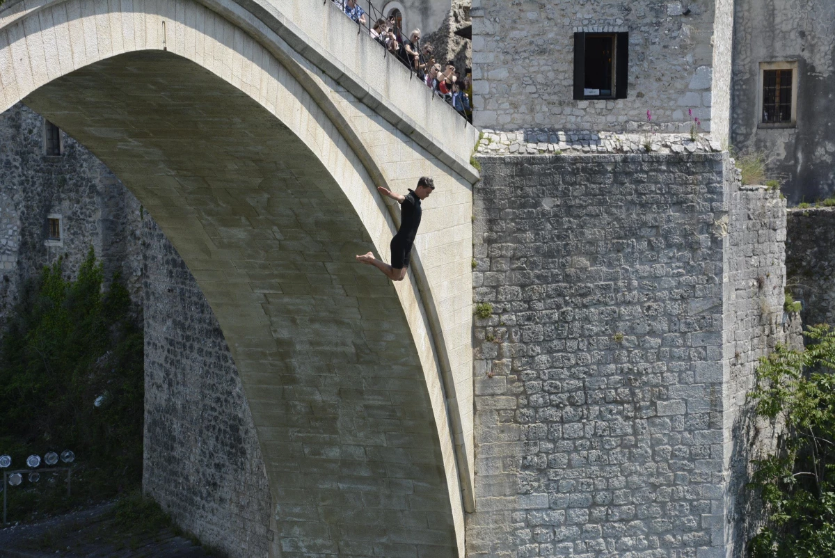 Tarihi Mostar Köprüsü\'nden "Savaşı durdurun, Mariupol\'ü kurtarın" mesajı verildi