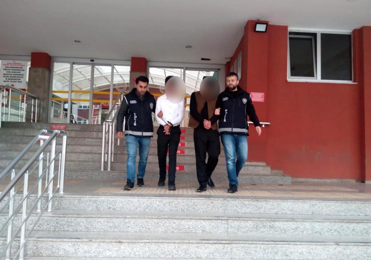 TEM\'de 15 kaçak göçmen yakalandı, 2 kişi tutuklandı