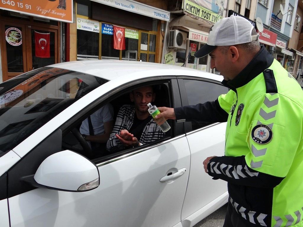 Trafik polisleri bayramın son gününde sürücülere şeker dağıttı