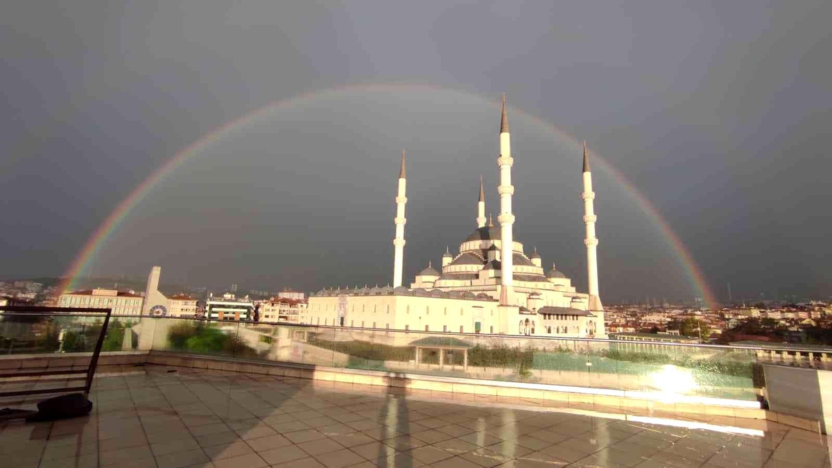 Ankara\'da yağmur sonrası kartpostallık gökkuşağı görüntüsü