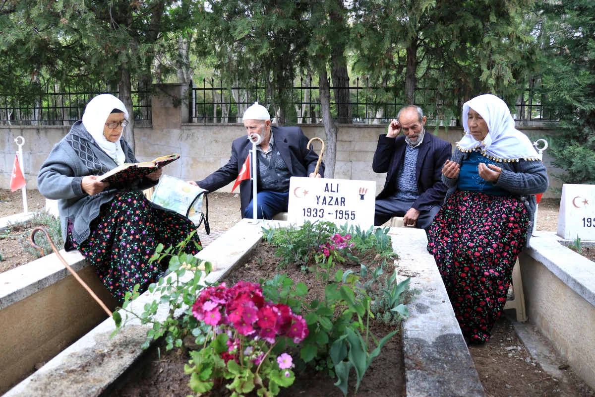 Babalarının kabrini 67 yıl sonra Konya Şehitliği\'nde buldular