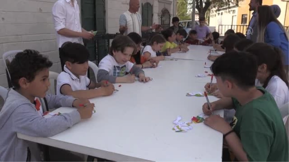 Balıkesir\'in ilçelerinde çocuklara gölge oyununun inceliklerini öğretiyor