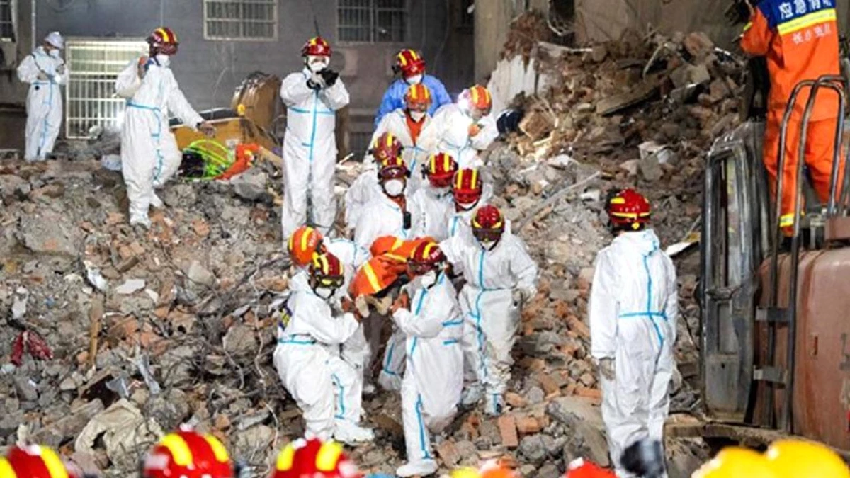 Çin\'de Çöken Binadan 10 Kişi Kurtarıldı, 5 Kişi Hayatını Kaybetti