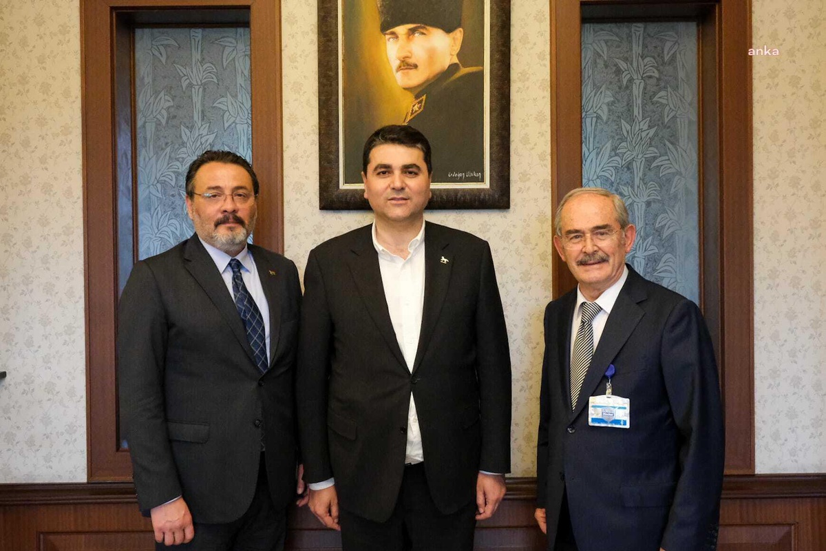 Demokrat Parti Genel Başkanı Gültekin Uysal\'dan Yılmaz Büyükerşen\'e Ziyaret