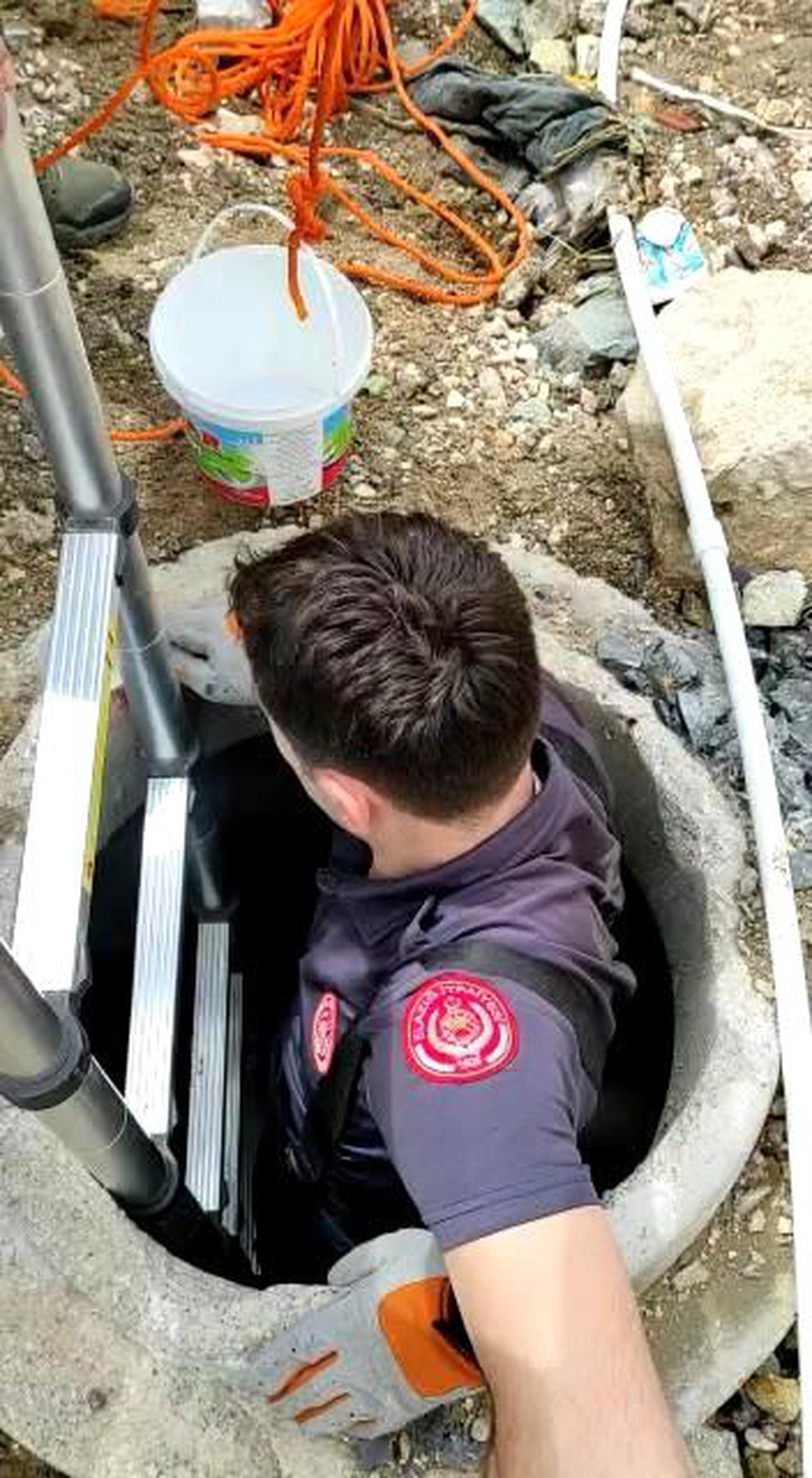 Elazığ\'da su kuyusuna düşen yavru kediyi itfaiye ekipleri kurtardı
