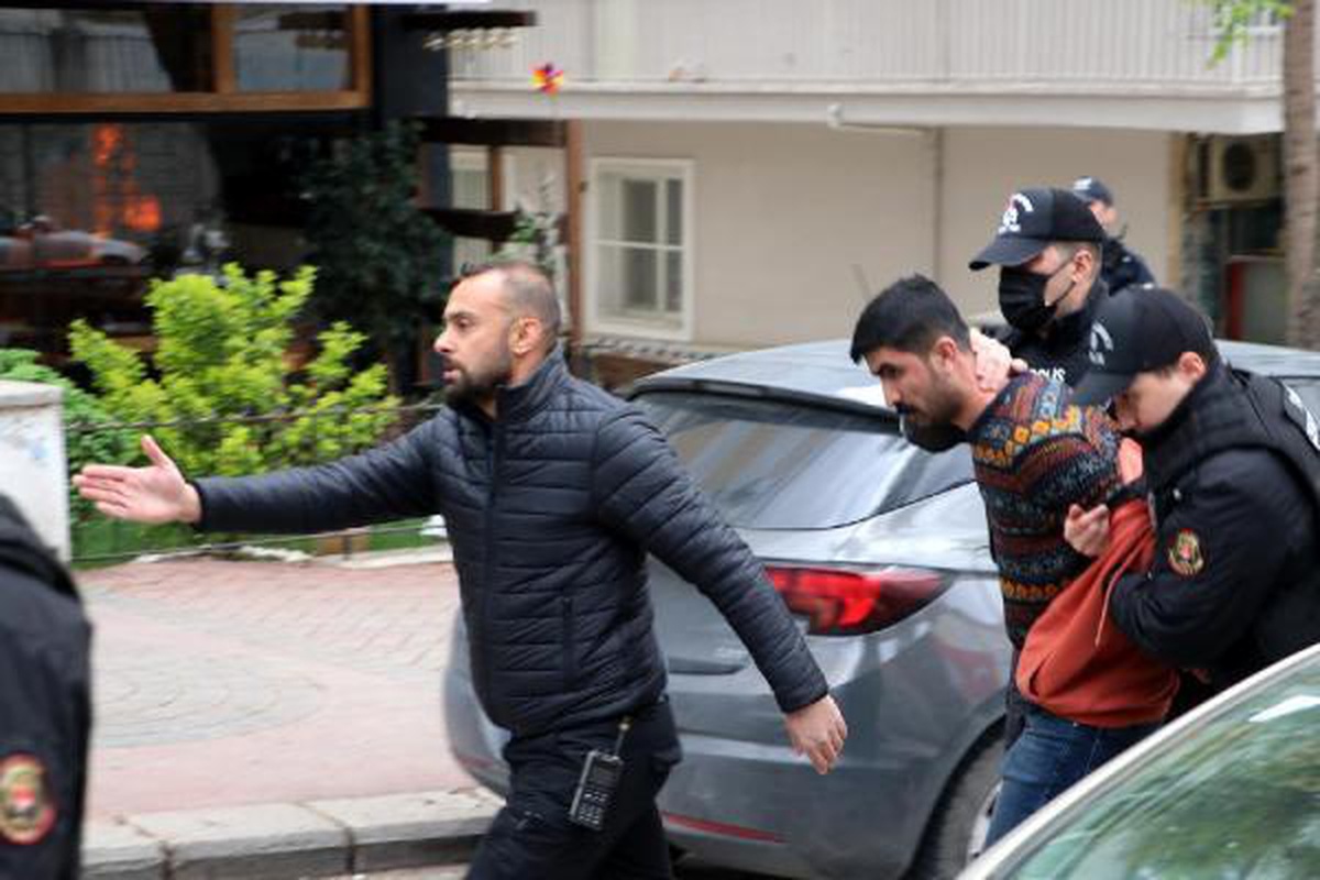 Evlat nöbeti tutan aileler HDP\'ye siyah çelenk bıraktı, gerginlik yaşandı (3)