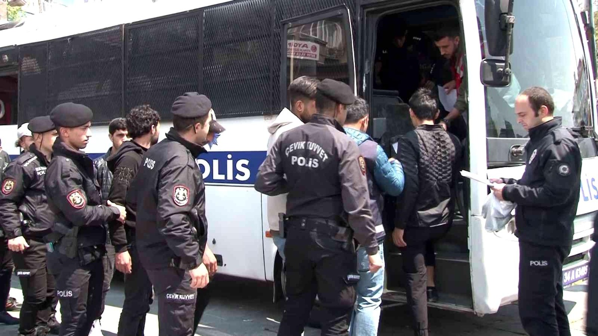 Fatih\'te 250 kaçak göçmen gözaltına alındı