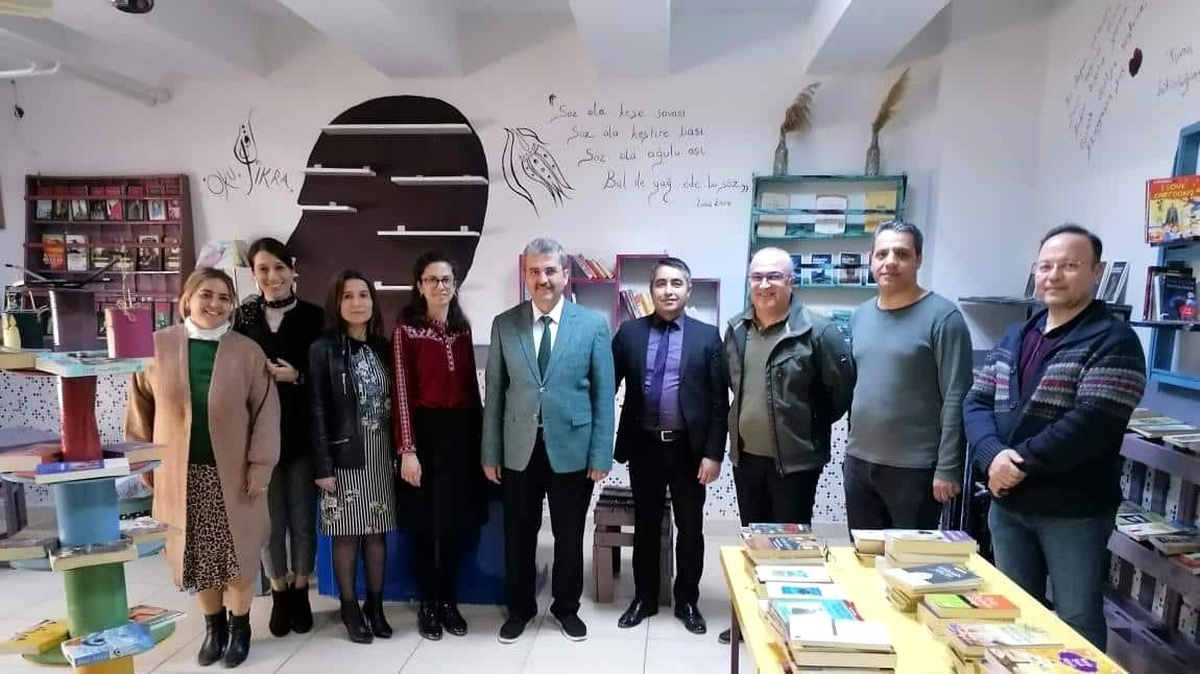 İncirliova\'da toplanan kitaplar kurulan kütüphaneye teslim edildi