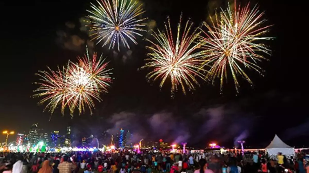 Katar\'da Havai Fişekli Ramazan Bayramı Kutlaması