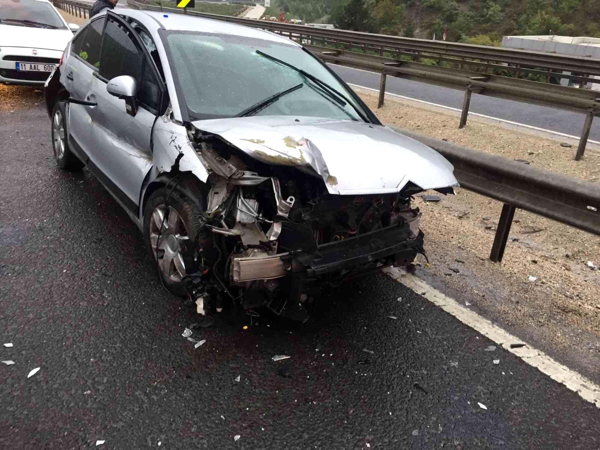 Kontrolden çıkan otomobil bariyerlere çarptı; 1\'i çocuk 3 kişi yaralandı