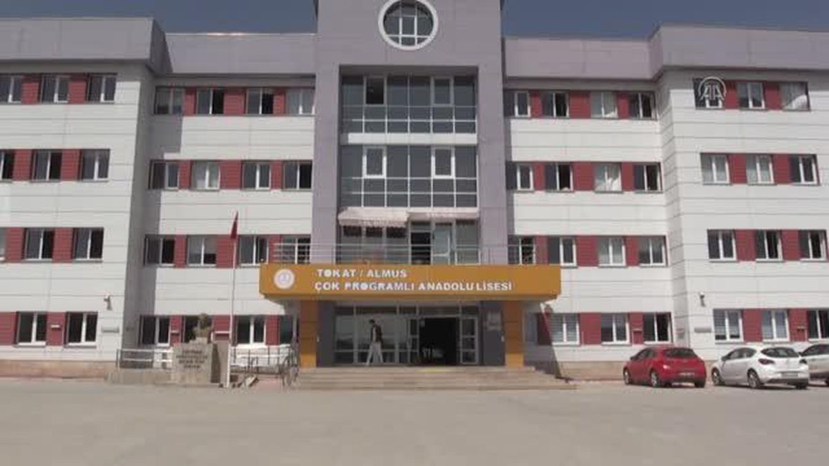 Lise öğrencilerinin yeni okul arkadaşı kedi 'Turşu' oldu