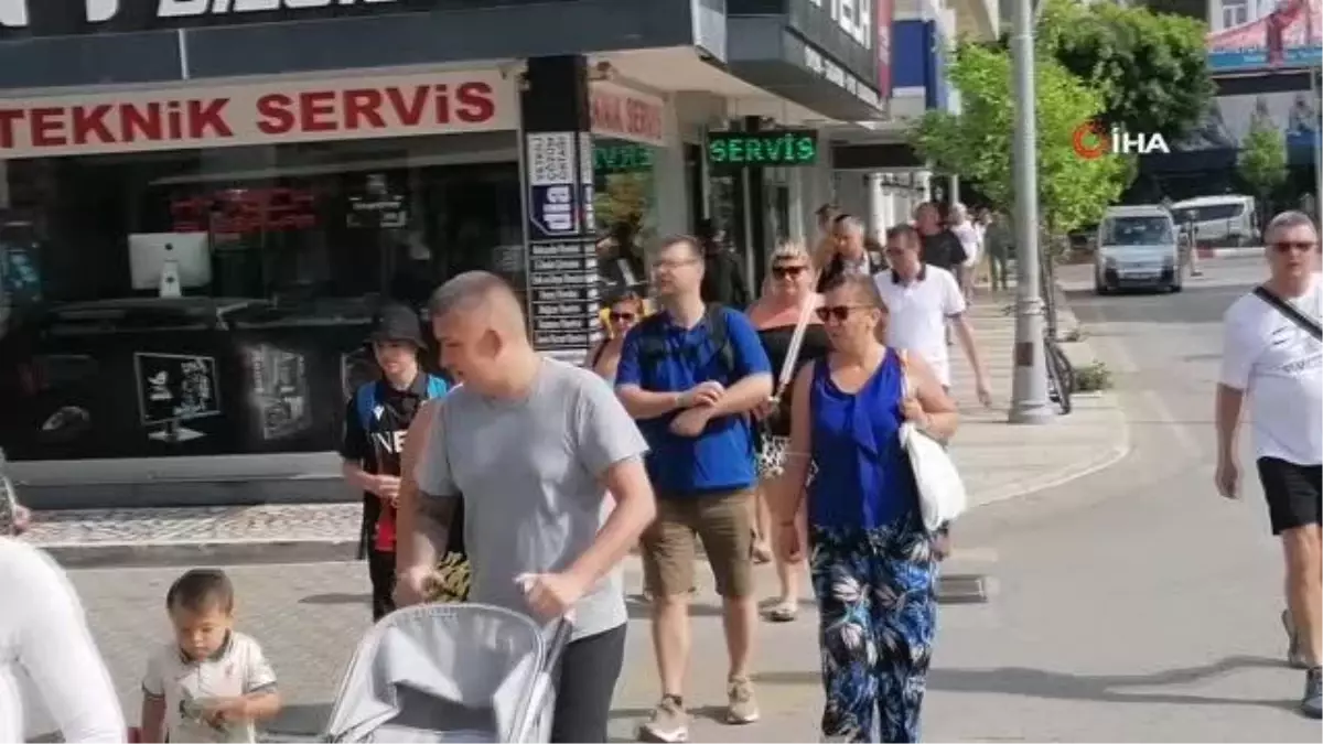 Manavgat Perşembe pazarında turist yoğunluğu... Tur firmaları semt pazarına turist taşıdı