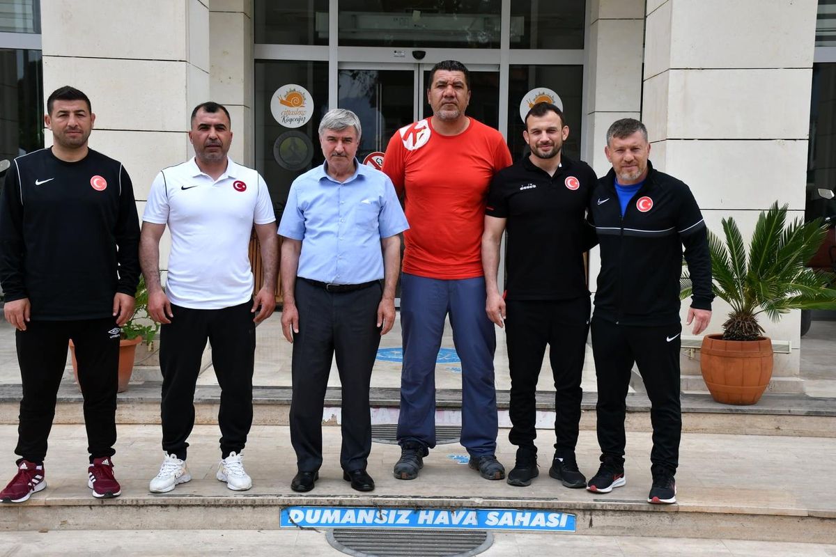 Milli Takım Güreşçileri, Başkan Ceylan\'la görüştü