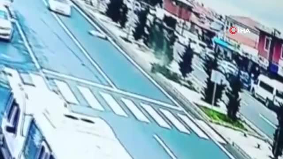Son dakika haber! Nevşehir\'de feci kaza... Otomobil çarpan motosiklet sürücüsü metrelerce savruldu