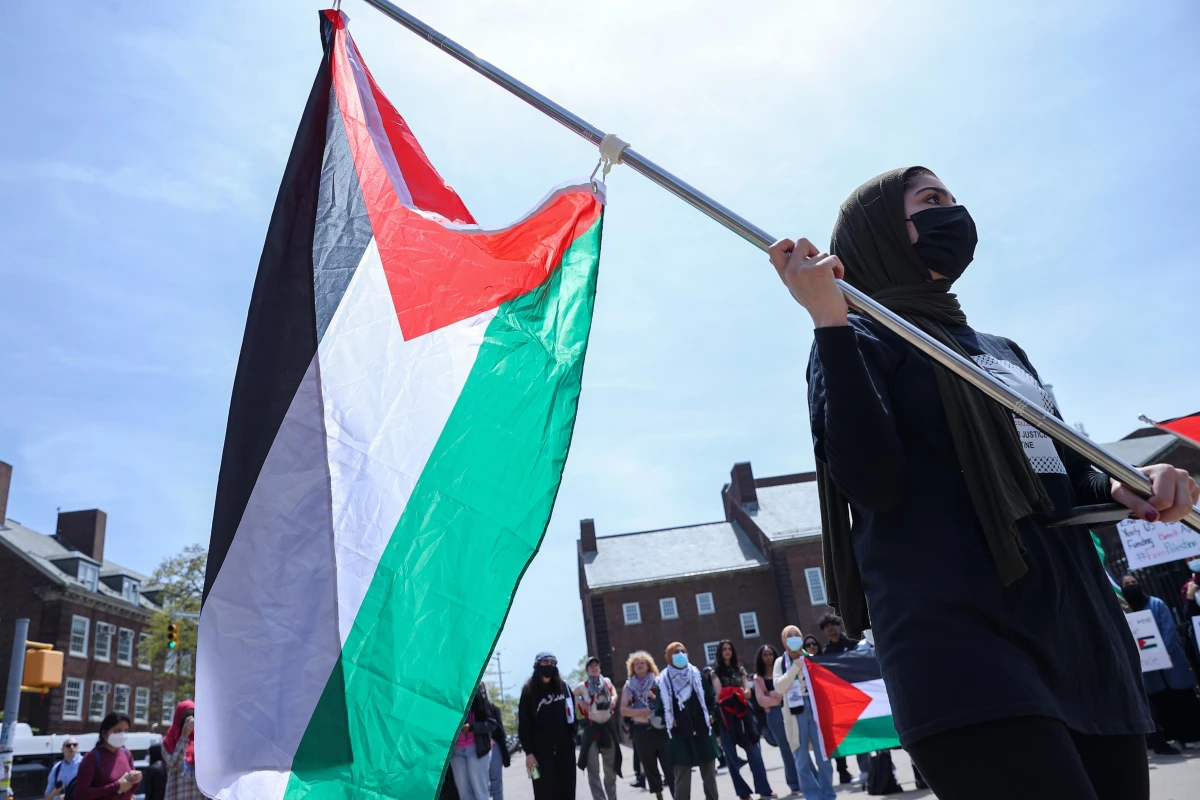 New York\'ta İsrail\'in kuruluşunu kutlayan Yahudi öğrencilere Filistinlilerden protesto